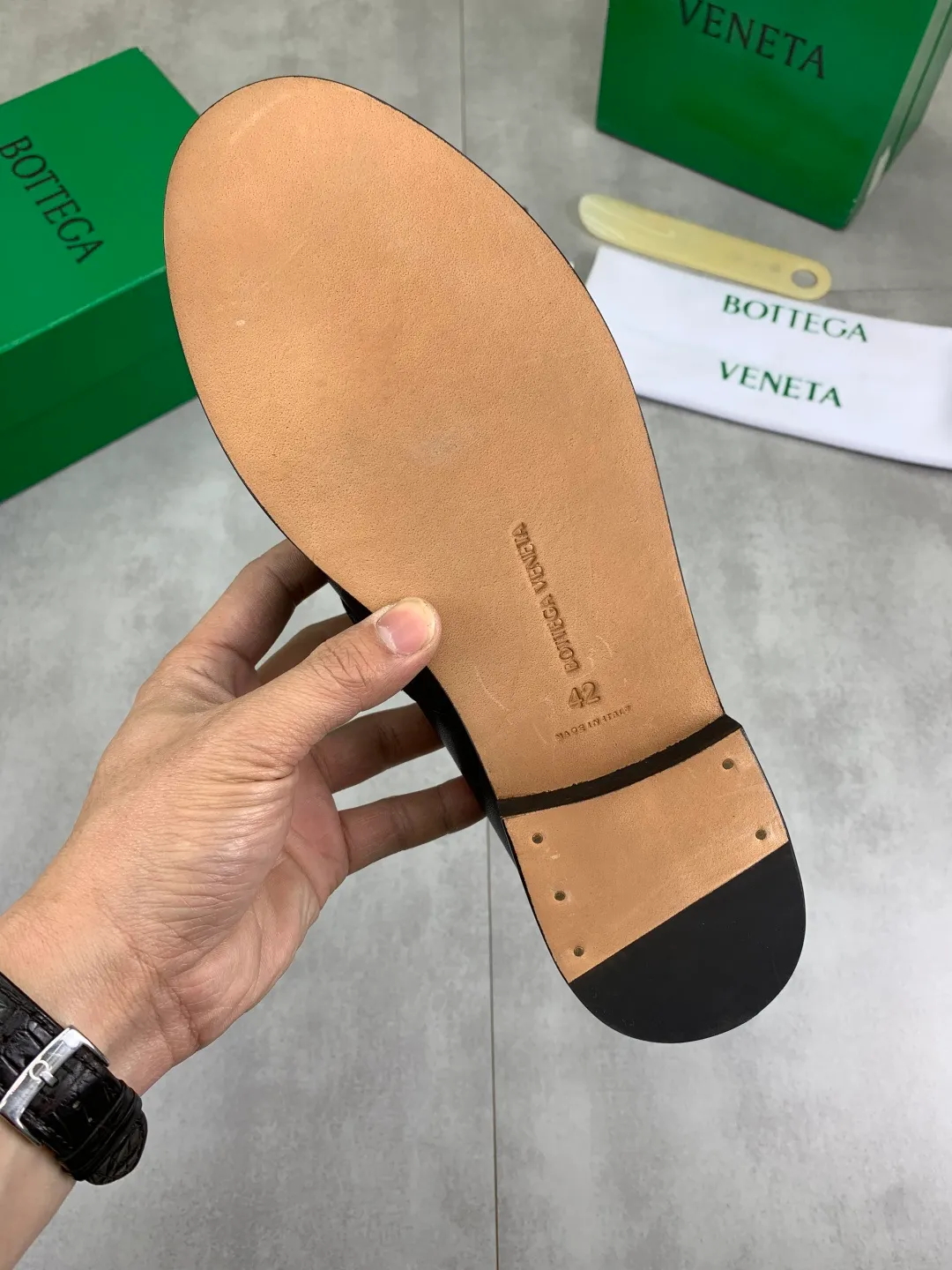 Men's shoes 💰P820 [New model] (genuine leather outsole) water-dyed cow lining 💰High-quality business couple leather shoes 💎💎💎 BOTTEGA VENETA official website synchronizes the latest top version of BV in the market, accept material comparison, shoe type comparison, process comparison, practical and textured, versatile and suitable for any occasion, the more you look at it, the more flavorful it becomes. Purely hand-knitted craftsmanship - Upper material, calfskin imported from Italy 🇮🇹 - High-quality water-dyed cowhide lining - Original private model customized leather outsole -Size: Female 35-39 (40 ordered) Male 39-44 (38 45 can be customized) Color: Multiple colors available